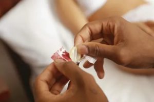 Может ли через презерватив передаться молочница от женщины