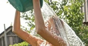 Обливания холодной водой при климаксе