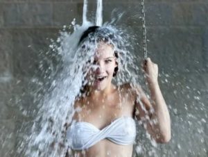 Обливания холодной водой при климаксе